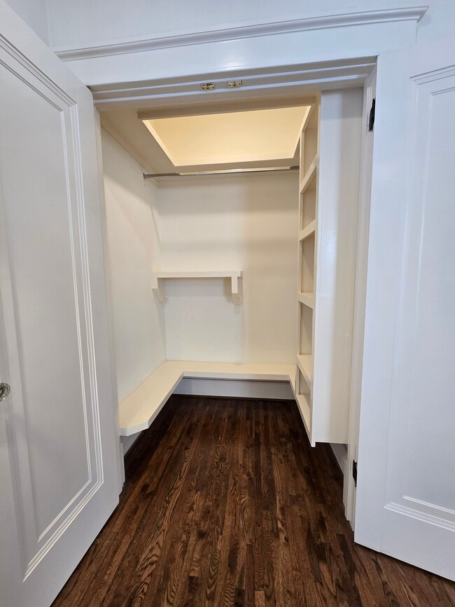 Building Photo - 1514 Sweetbriar Ave