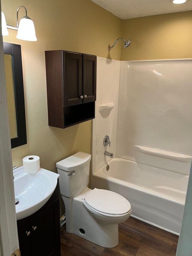 Building Photo - Spacious