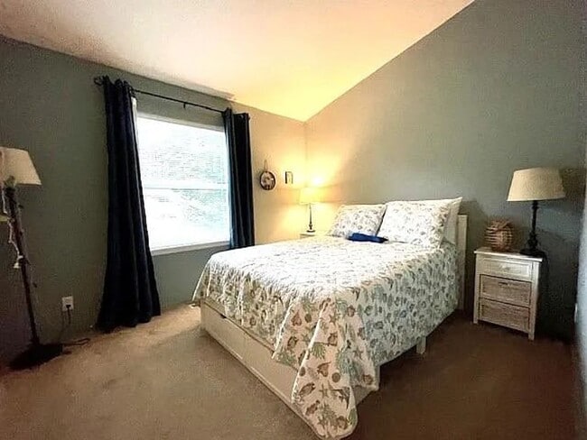 Building Photo - PENDING 3 Bdrm, 2 Bath Furnished Home in O...