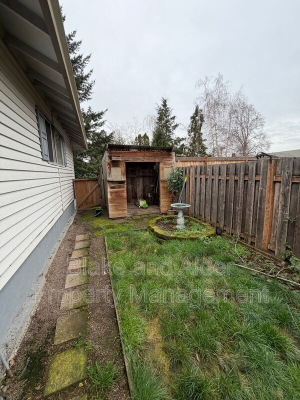 Building Photo - 5533 SW Lombard Ave