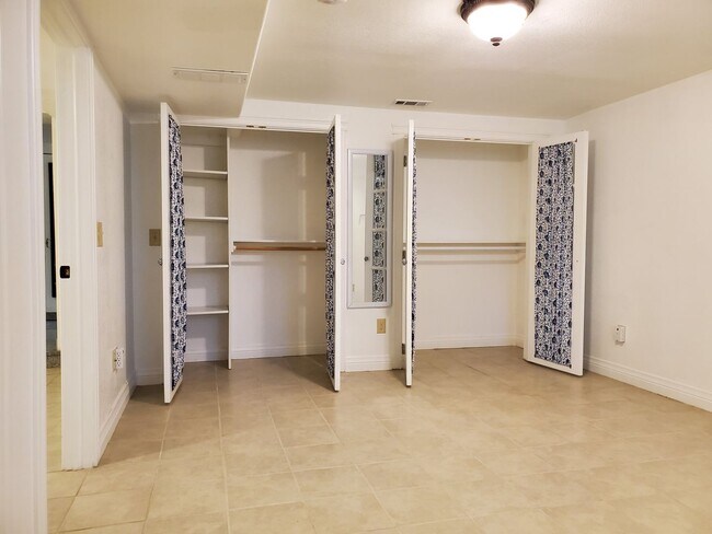 Building Photo - Cute, Quiet and Renovated One Bedroom Finished Basement in Eaton