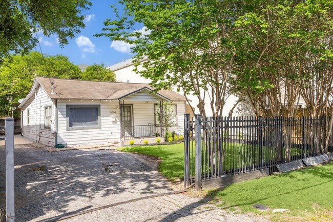 Building Photo - 5704 Darling St