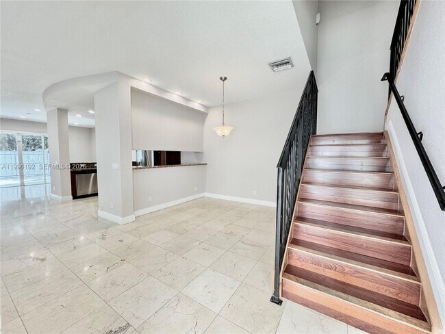 Building Photo - 504 SW 4th Ave