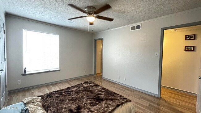 Building Photo - 10721 Pleasant Hills Dr