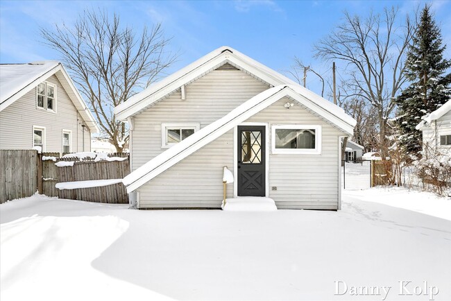 Building Photo - GORGEOUS STUNNING 1 Bed single family home!