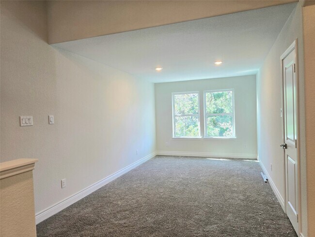 Building Photo - 12961 Orion Ct E