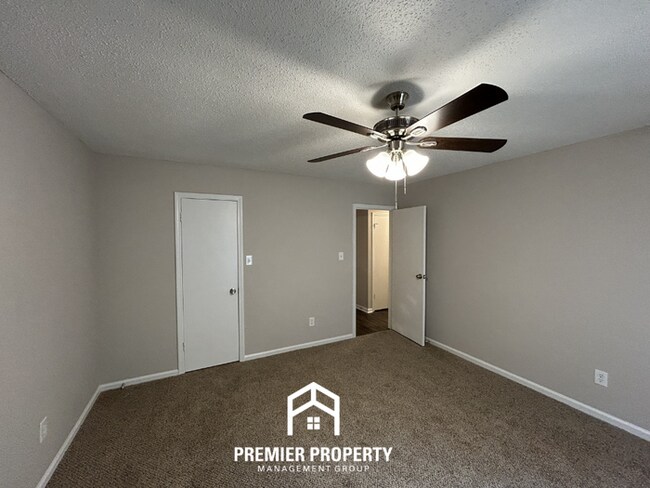 Building Photo - Charming 3BR/2BA Southaven Cove | Vaulted Ceilings, Fireplace & 2-Car Garage