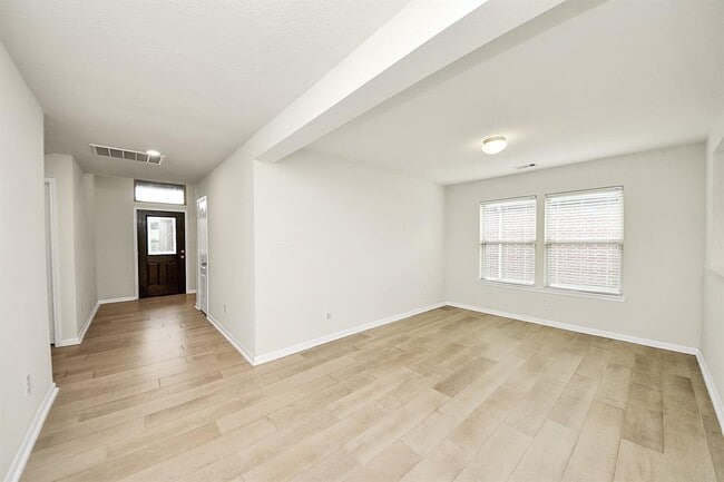Building Photo - 3302 Regal Park Ln