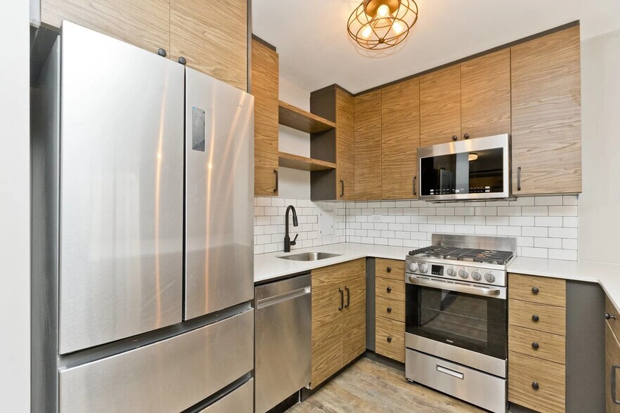 Building Photo - 518 W Wrightwood Ave