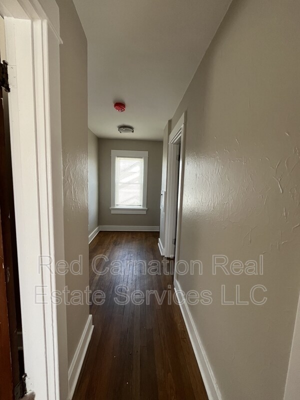 Building Photo - 1009 W Hillcrest Ave