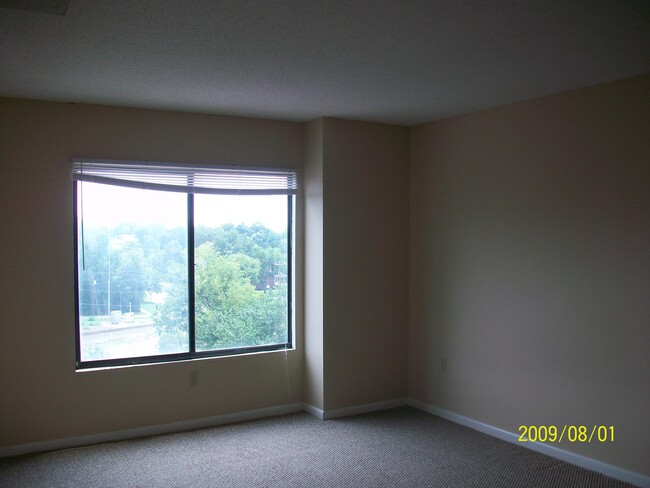 Building Photo - 1600 Park Cir