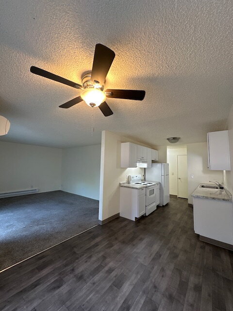 Building Photo - 2-Bedroom Apartment, 1.5 Bath, Downstairs,...