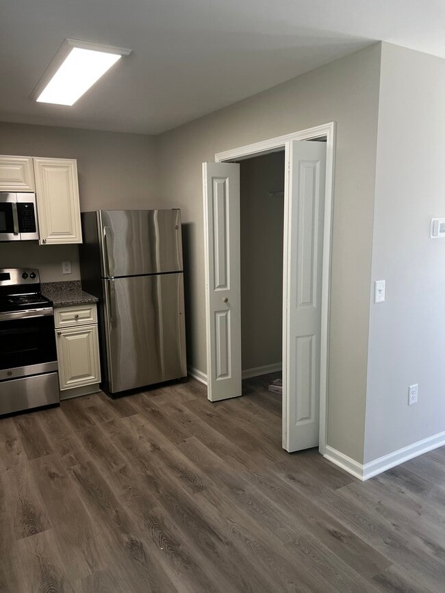 Building Photo - 513 E Mills Dr