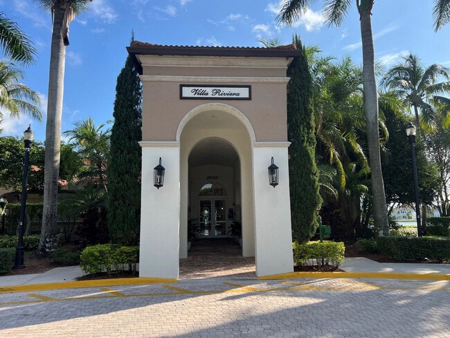 Building Photo - 4926 Ave