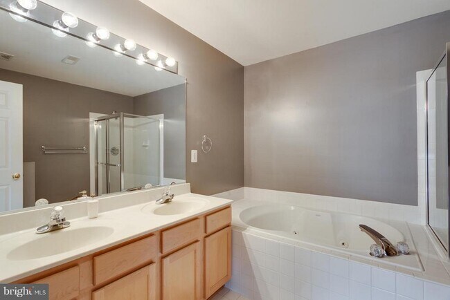 Building Photo - 13396 Burrough Farm Dr