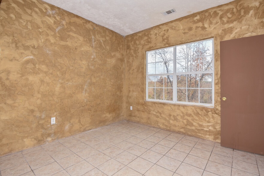 Building Photo - 4526 Rock Springs Rd