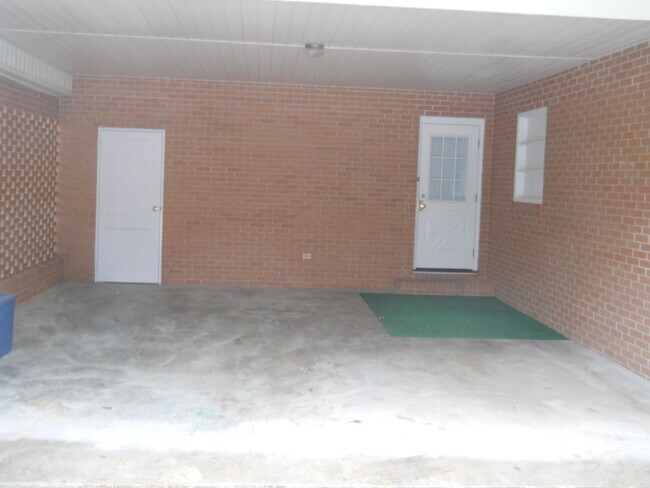 Building Photo - Cute home off Jerry Jones