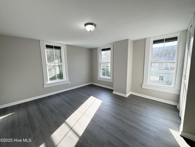 Building Photo - 213 E Gale St