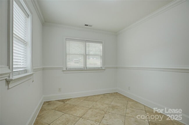 Building Photo - 448 N Summit Ave