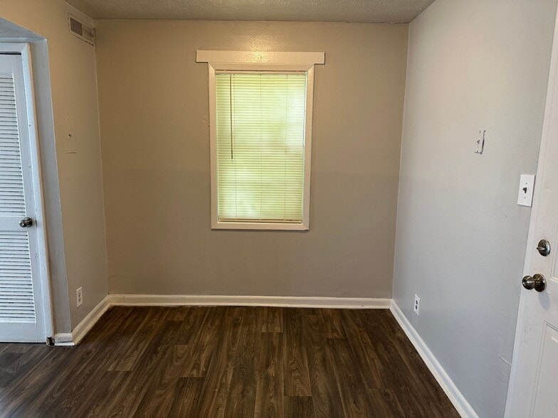 Building Photo - 4053 Log Cabin Dr
