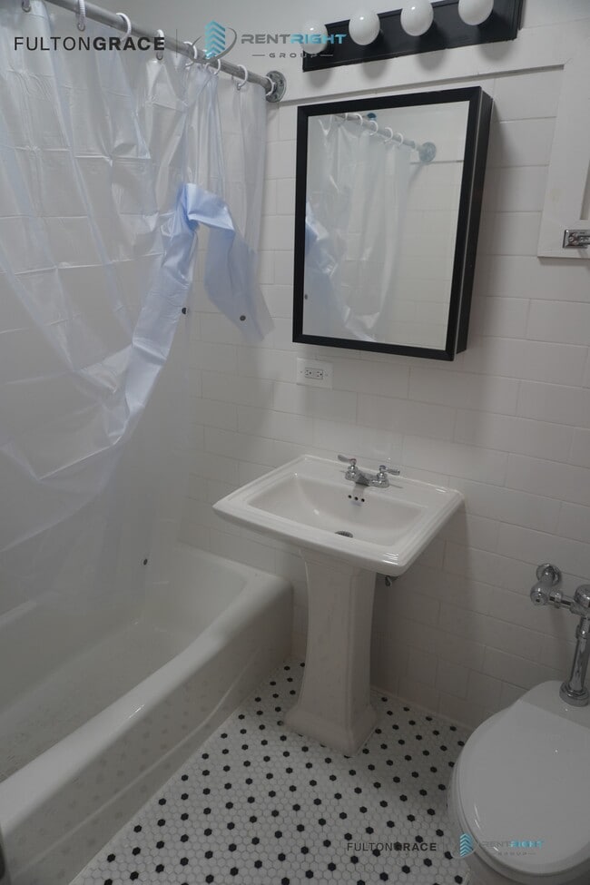 Building Photo - 1712 W Albion Ave