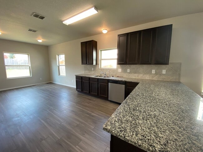 Building Photo - Spacious 4 Bedroom ~ Convenient to JBSA Ra...
