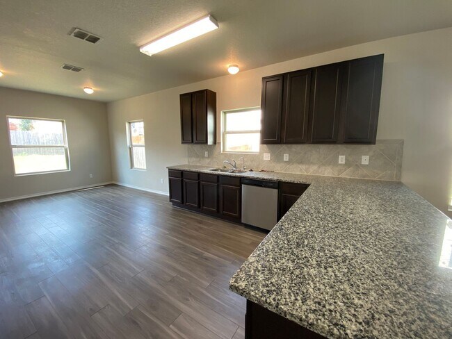 Building Photo - Spacious 4 Bedroom ~ Convenient to JBSA Randolph AFB or JBSA Lackland AFB! Fridge/Washer/Dryer In...