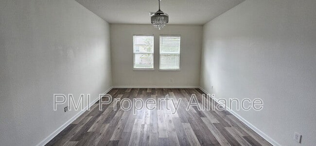 Building Photo - 710 Birch Hollow Dr