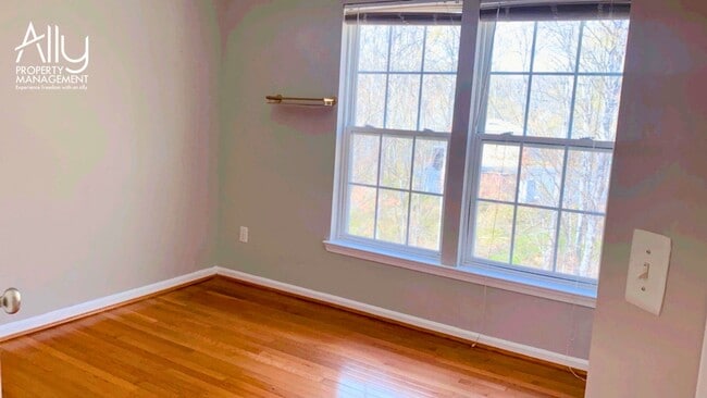 Building Photo - 908 Rainier Rd