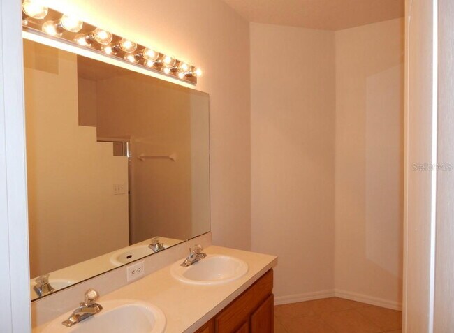 Building Photo - **Charming 4BR/2BA Pond-View Home with Boat Ramp Access – East Orlando **
