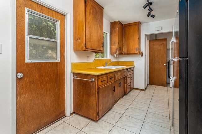 Building Photo - 6352 Clyde Ave