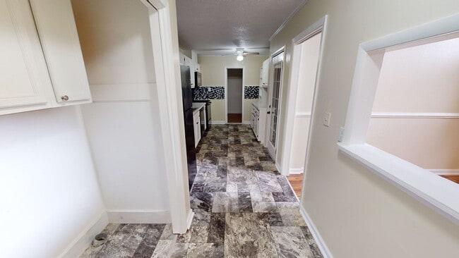 Building Photo - Charming 3 Bedroom Home with Modern Update...
