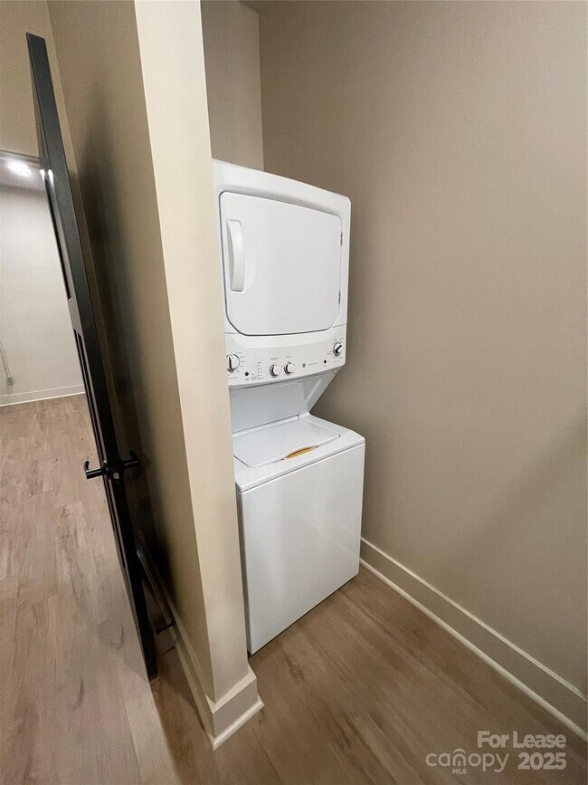 Building Photo - 233 W Main St