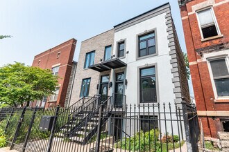 Building Photo - 2332 W Warren Blvd
