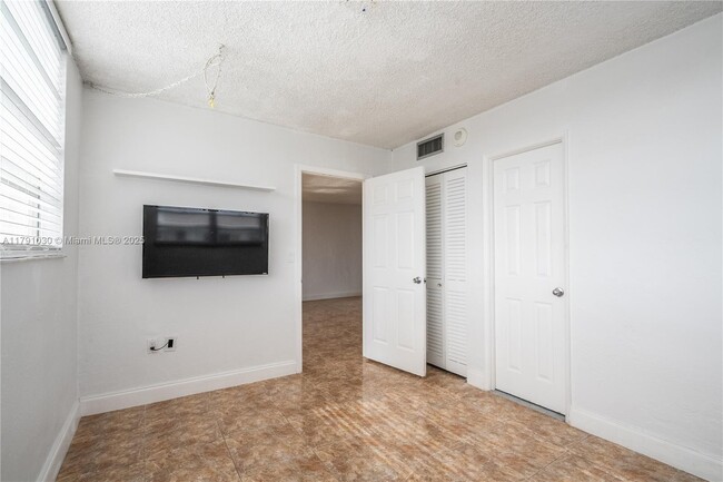 Building Photo - 7850 Byron Ave