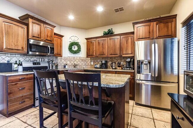 Building Photo - Spacious 3-Bed Townhouse Retreat in Southgate Townhomes