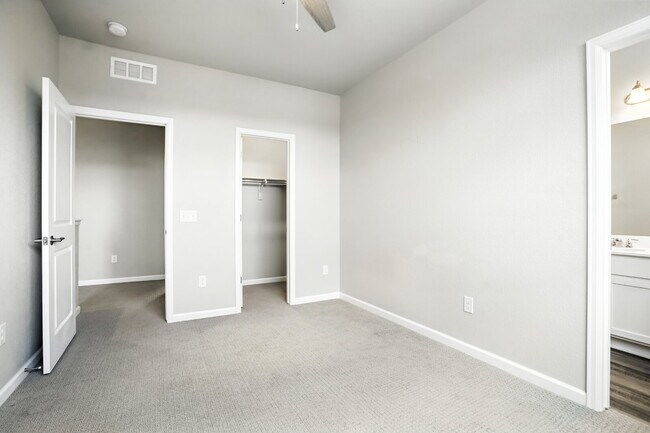 Building Photo - Modern 2-Bed, 2.5-Bath Townhome with Garage