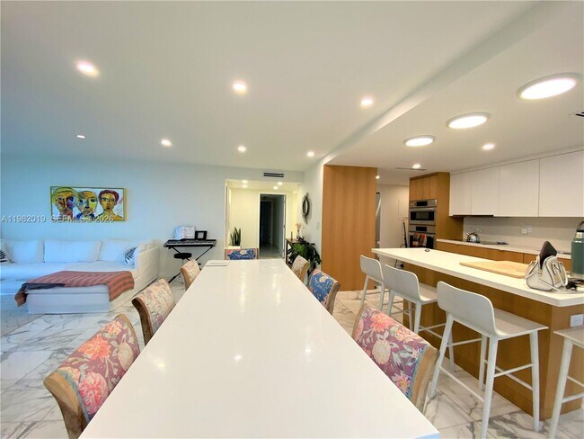 Building Photo - 1121 Crandon Blvd