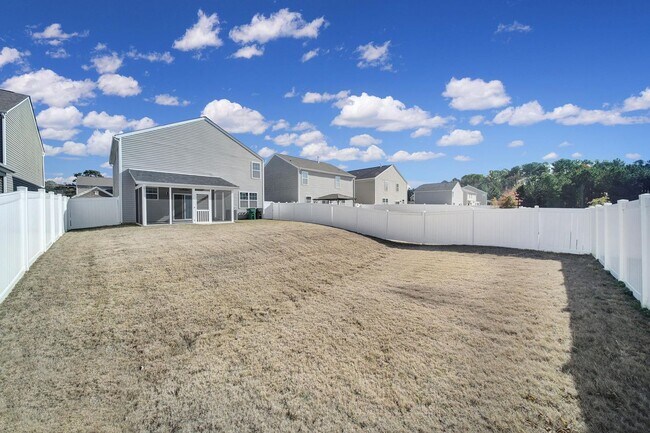 Building Photo - Beautiful 4 Bed 2 and a Half Bath Home in Charlotte!