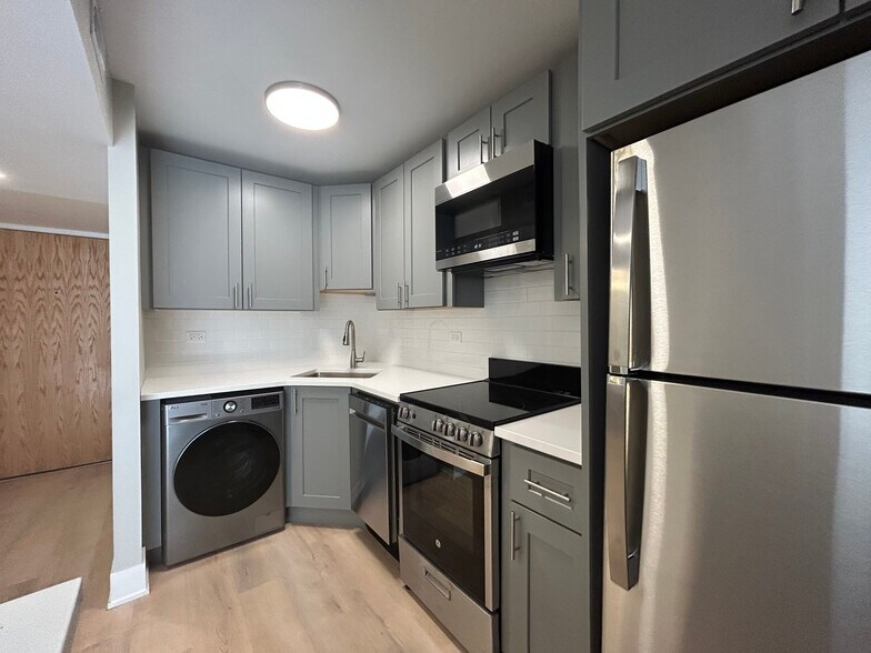 Building Photo - 1214 N La Salle Dr