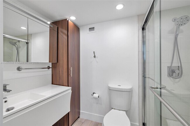 Building Photo - 2655 Collins Ave