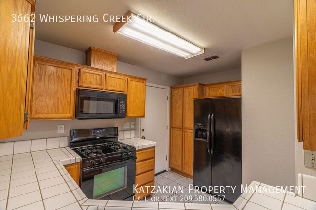 Building Photo - Charming Single Story 3 Bedroom 2 Bath Hou...