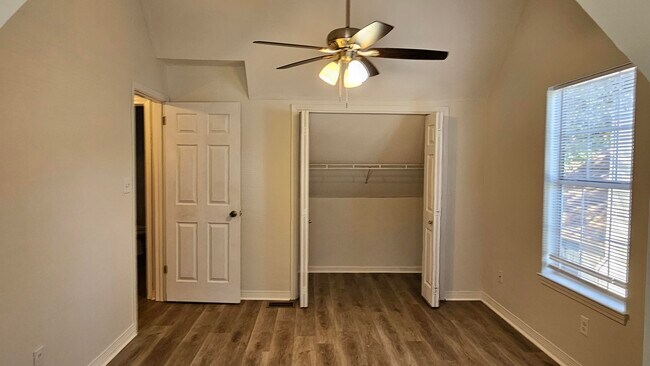 Building Photo - 406 Parkwood Pl