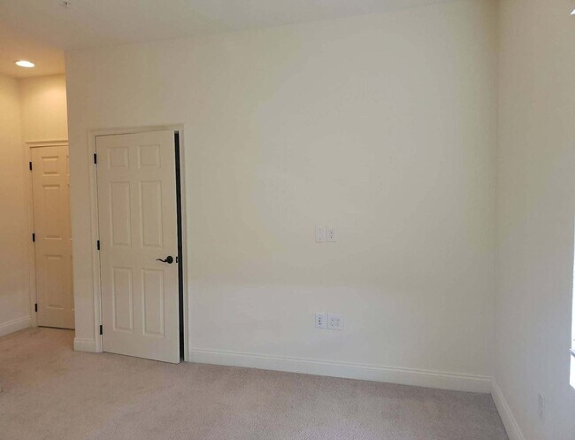 Building Photo - 4/2.5 TOWNHOME VILLA in Waterstone-Davenpo...
