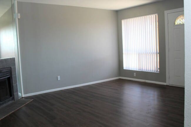 Building Photo - Renovated 2x2 Condo Located in N Phoenix!
