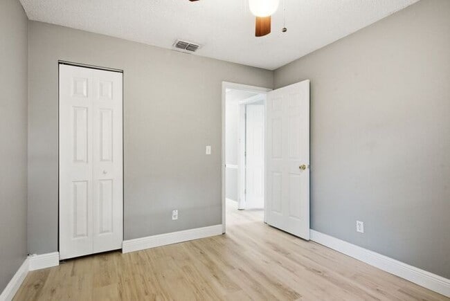 Building Photo - Single Family Home in Lake St George