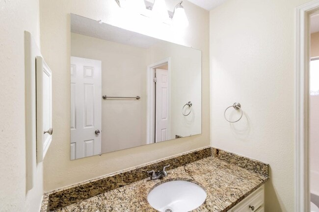 Building Photo - 207 Queens Ct