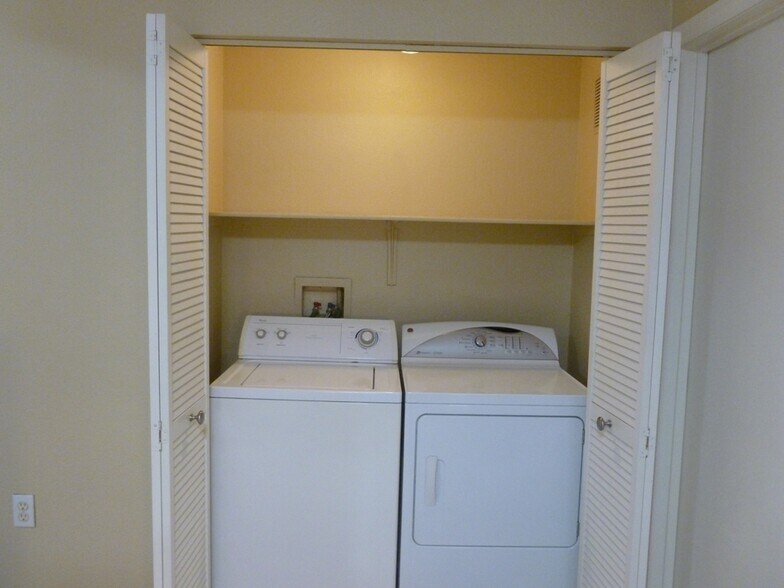 Building Photo - 3400 Cabana Dr