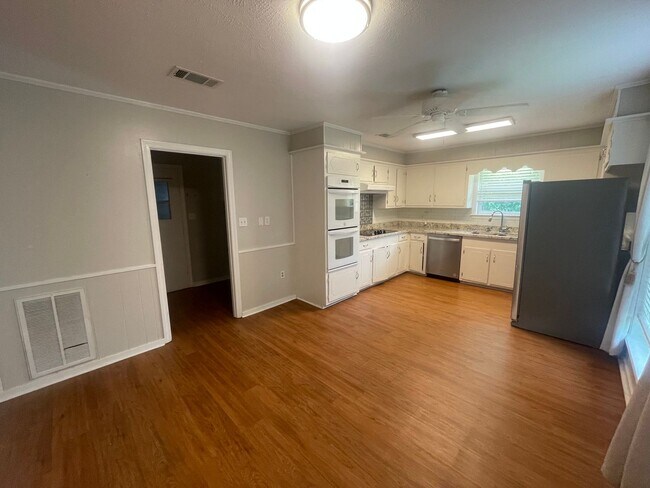 Building Photo - 3/2 for Rent in Madison!