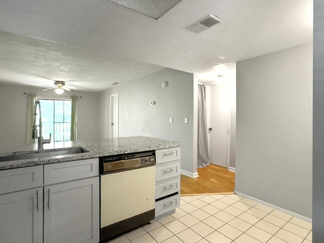 Building Photo - 2 BA/2 BR Condo in West Ashley